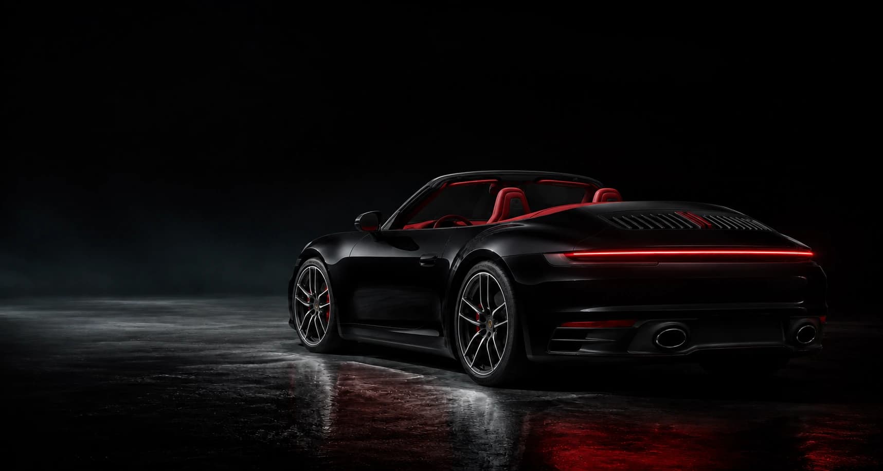 Schwarzer Porsche 911 Cabriolet mit rotem Leder, Heckansicht im Dunkeln