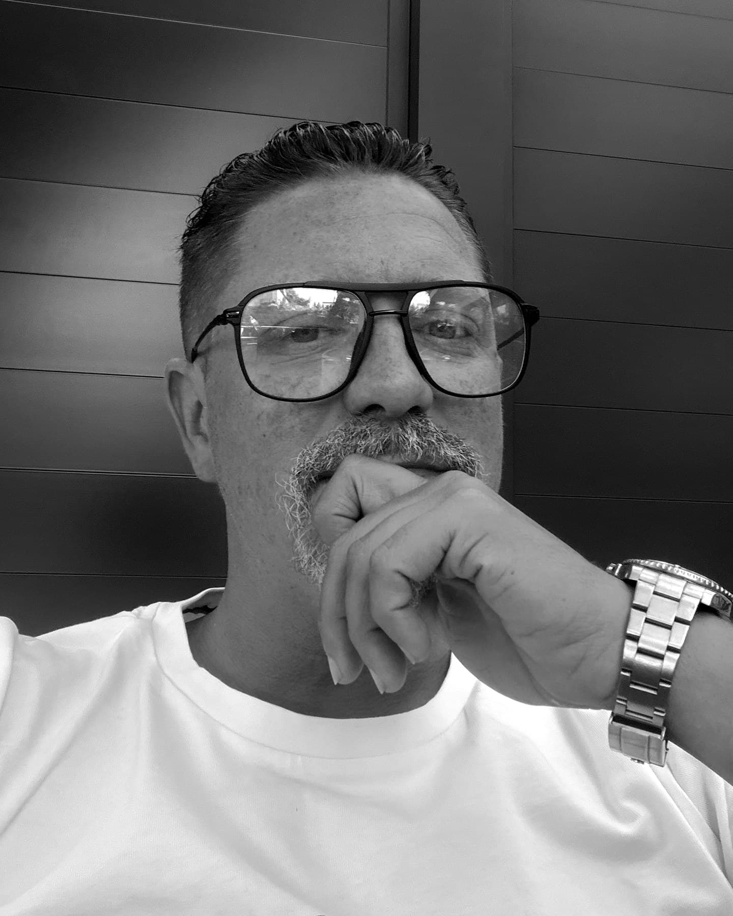 Michael Kolar, nachdenklich, die Hand am Kinn