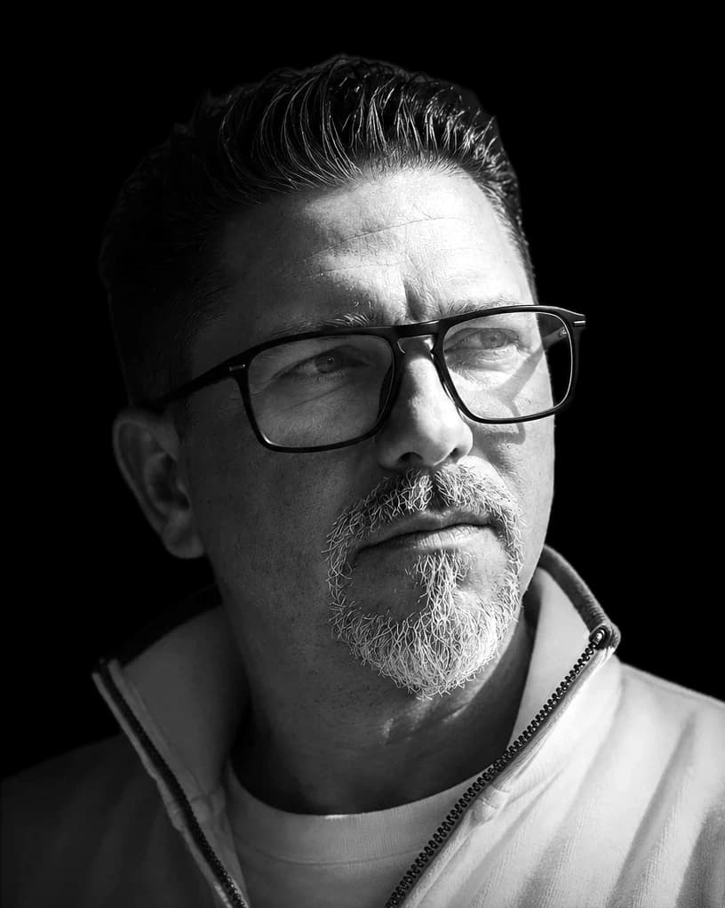 Michael Kolar im Seitenlicht, Schwarz-Weiß-Porträt